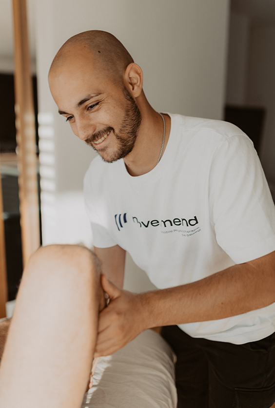 Physiotherapie-Übung auf Liege im Wohnzimmer der Patientin